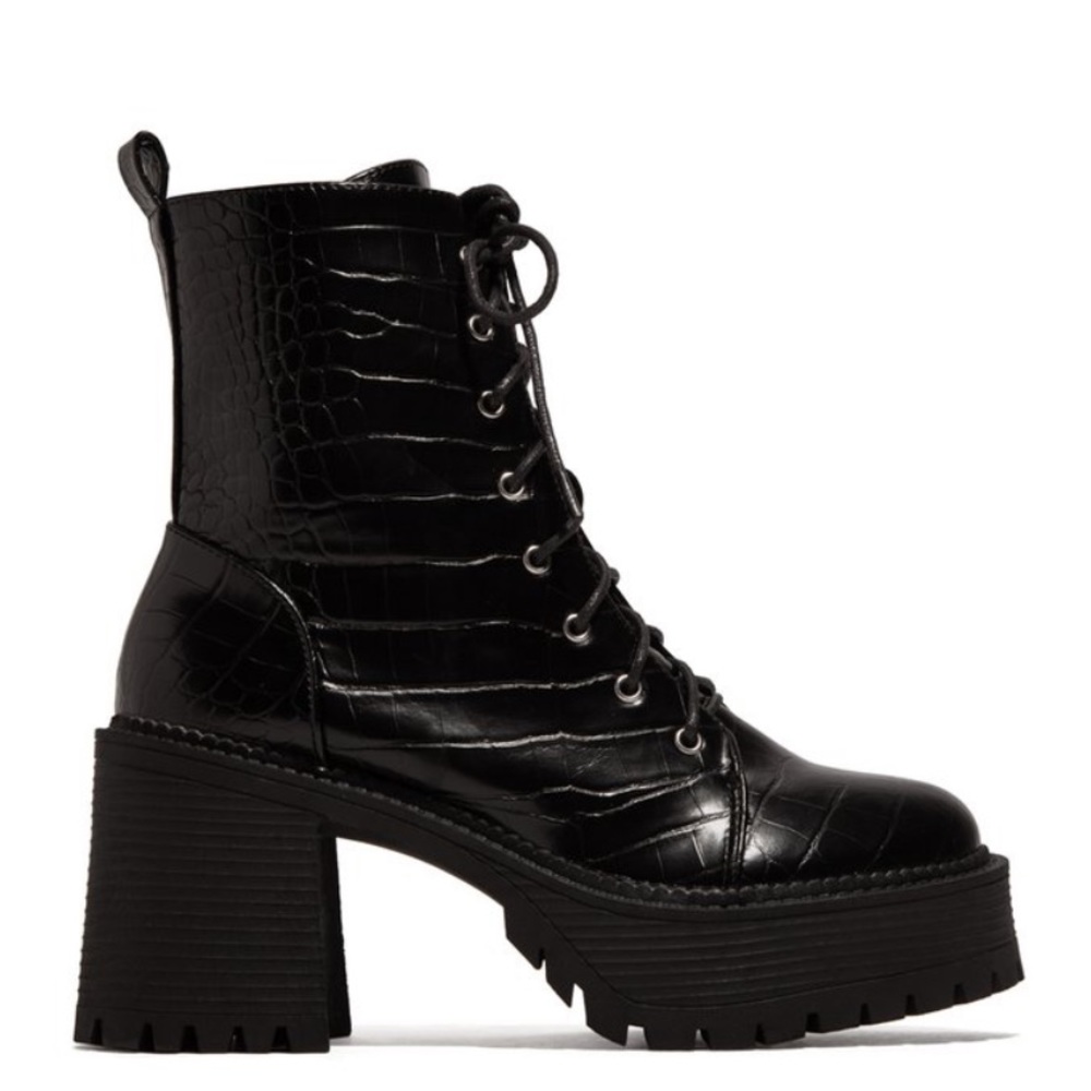 NWOT Croc Material Lug Boot